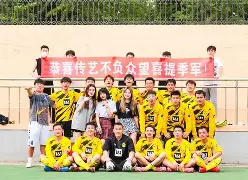 队员互相激励，球队团结一心夺得胜利