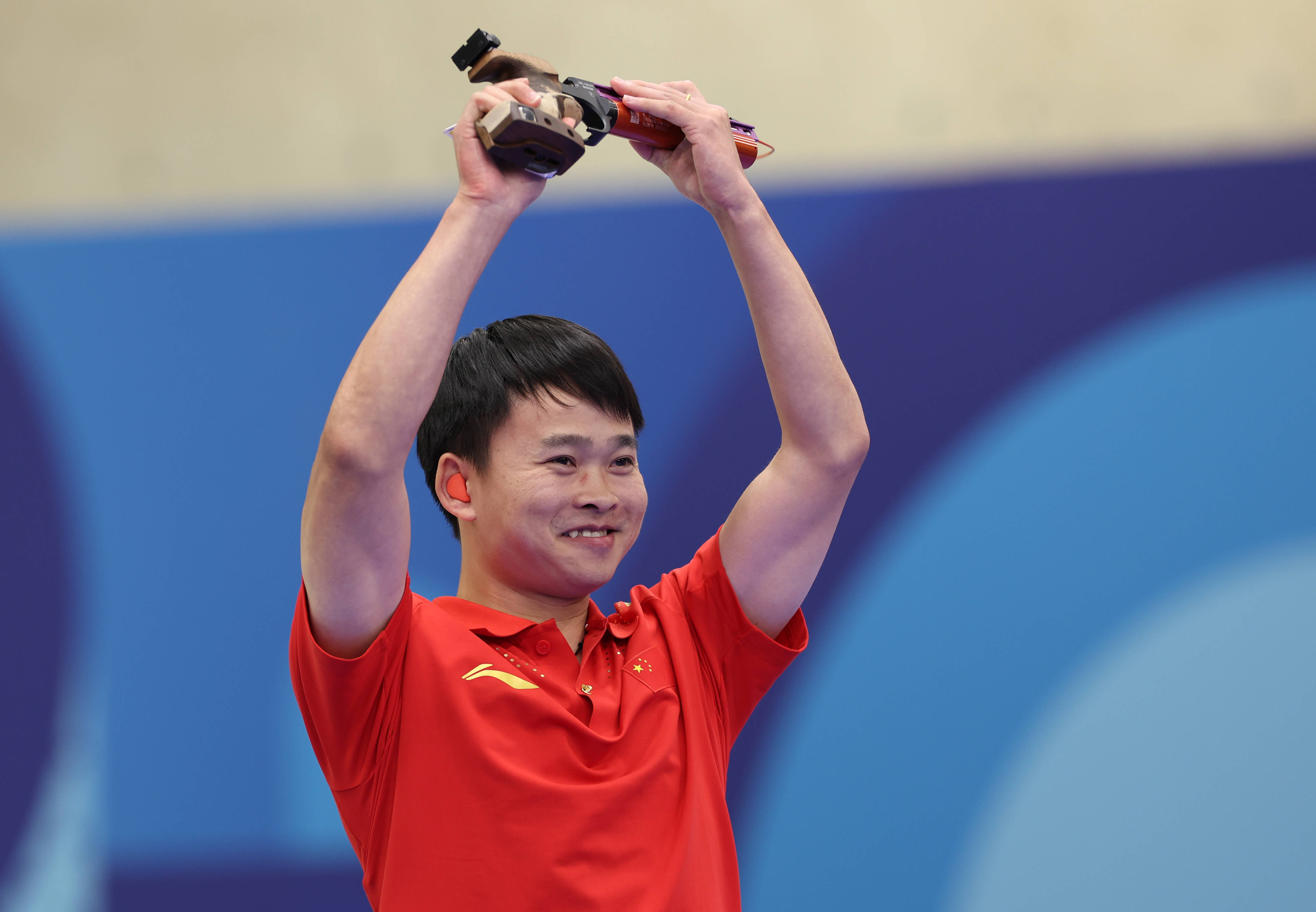关于射击男子米空气手枪比赛，中国选手夺金的信息