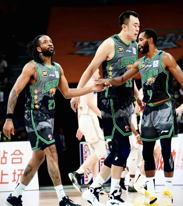 篮球世界杯精彩纷呈，球员拼尽全力争夺冠军