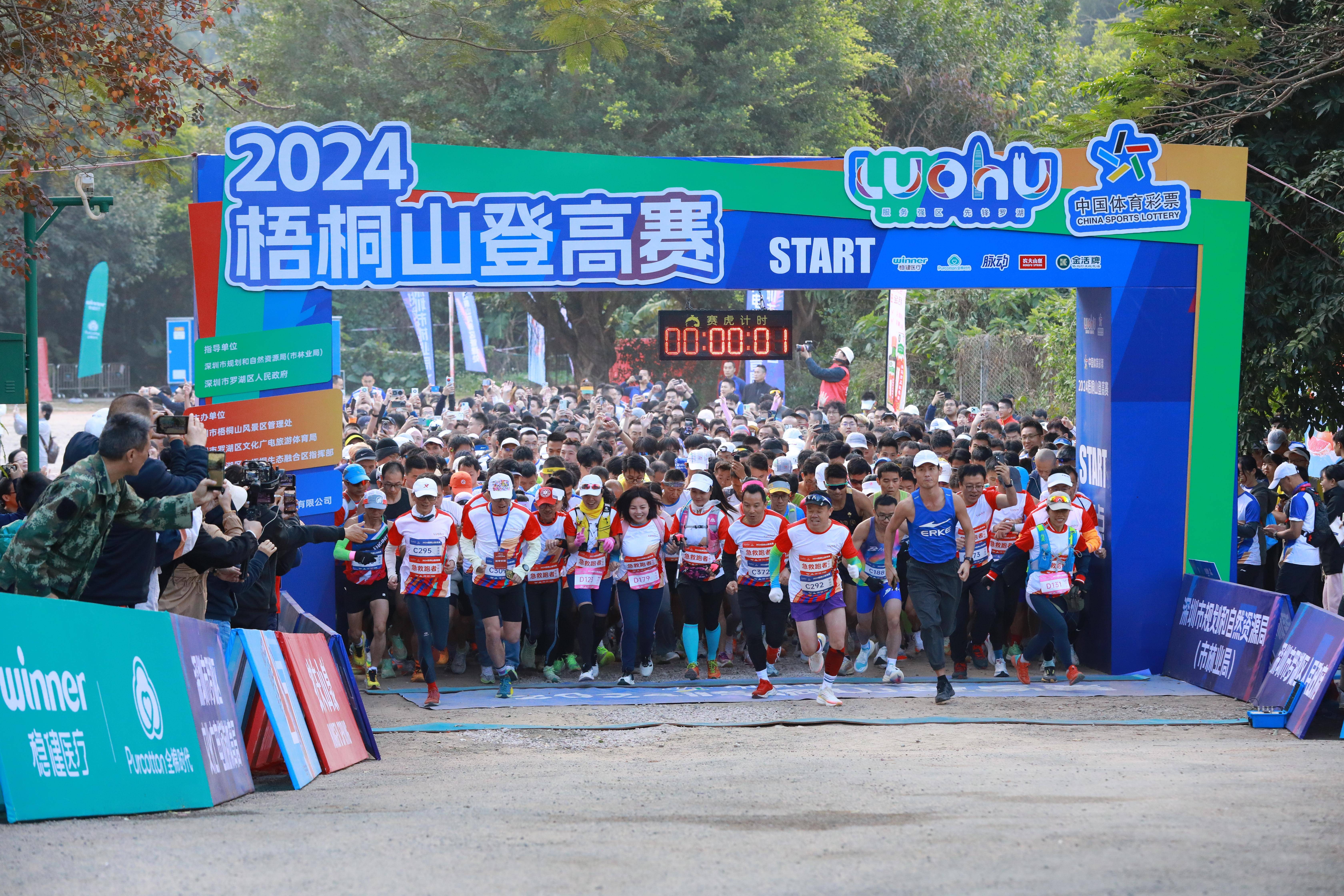 体育竞技场上，女运动员勇攀高峰